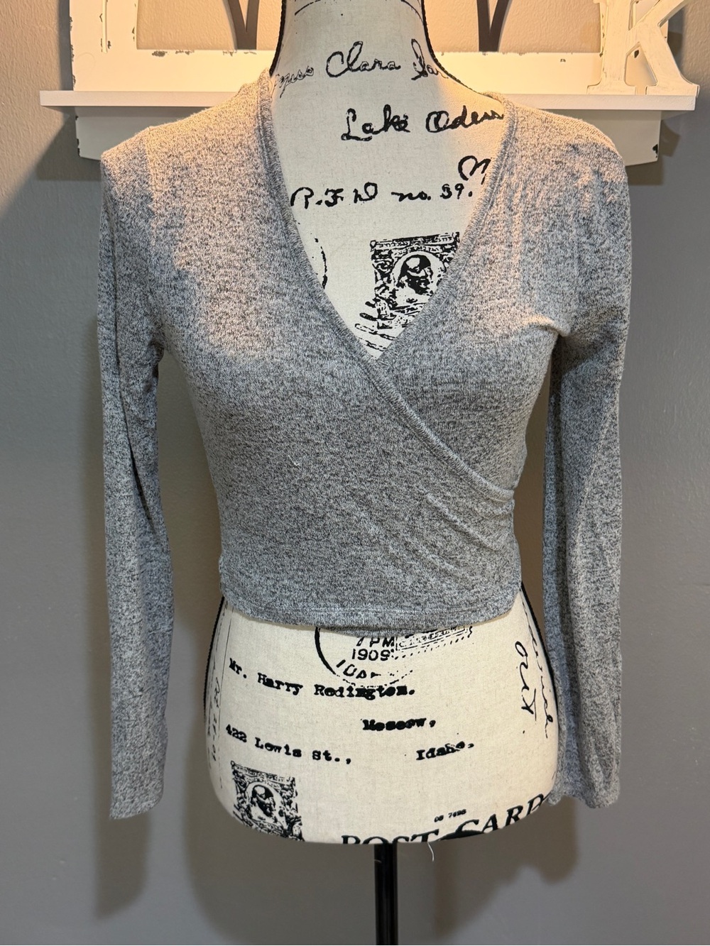 FOREVER 21 GRAY WRAP CROPPED LONG SLEEVE TOP SZ M